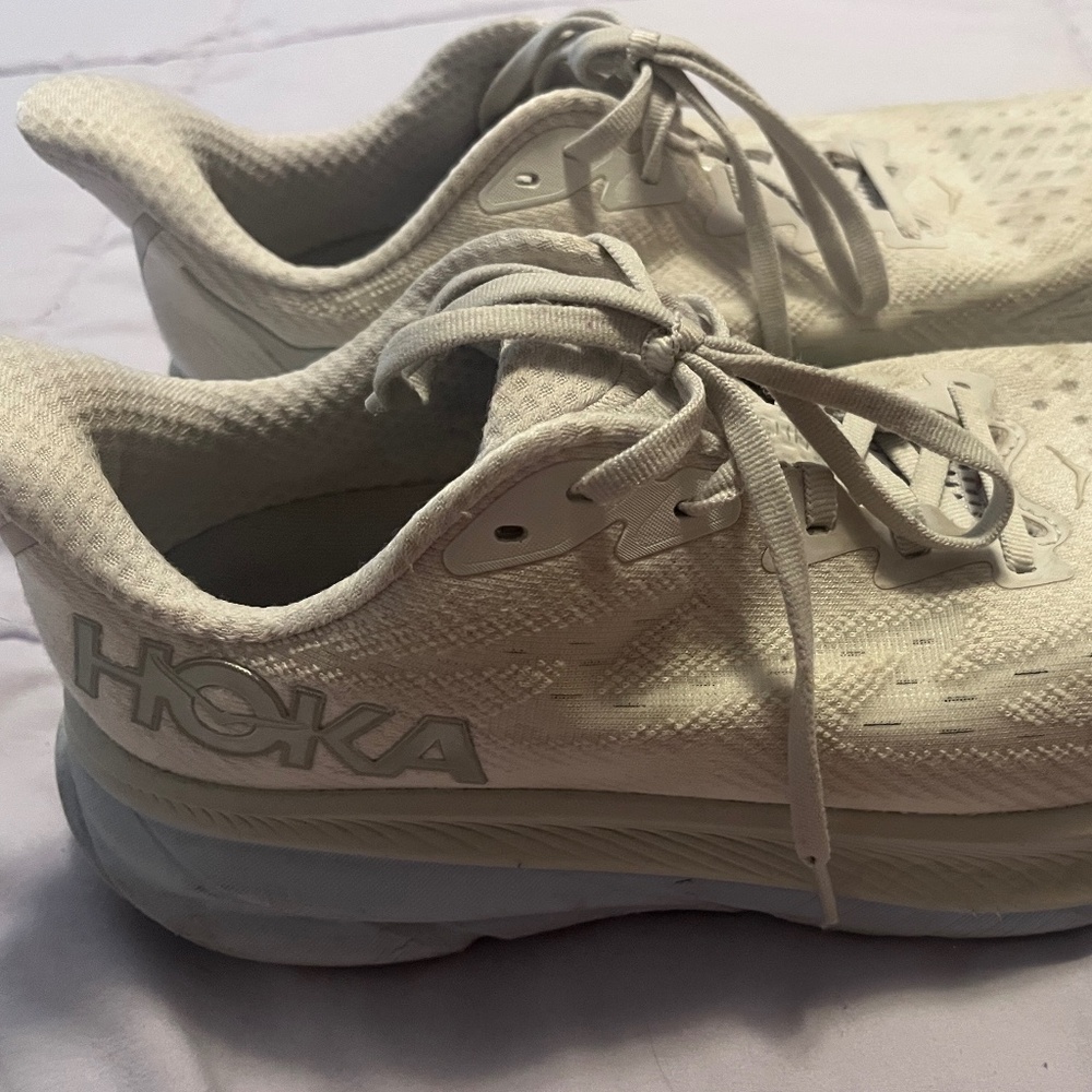 Women’s Hoka Clifton 9 Wide size 9.5D